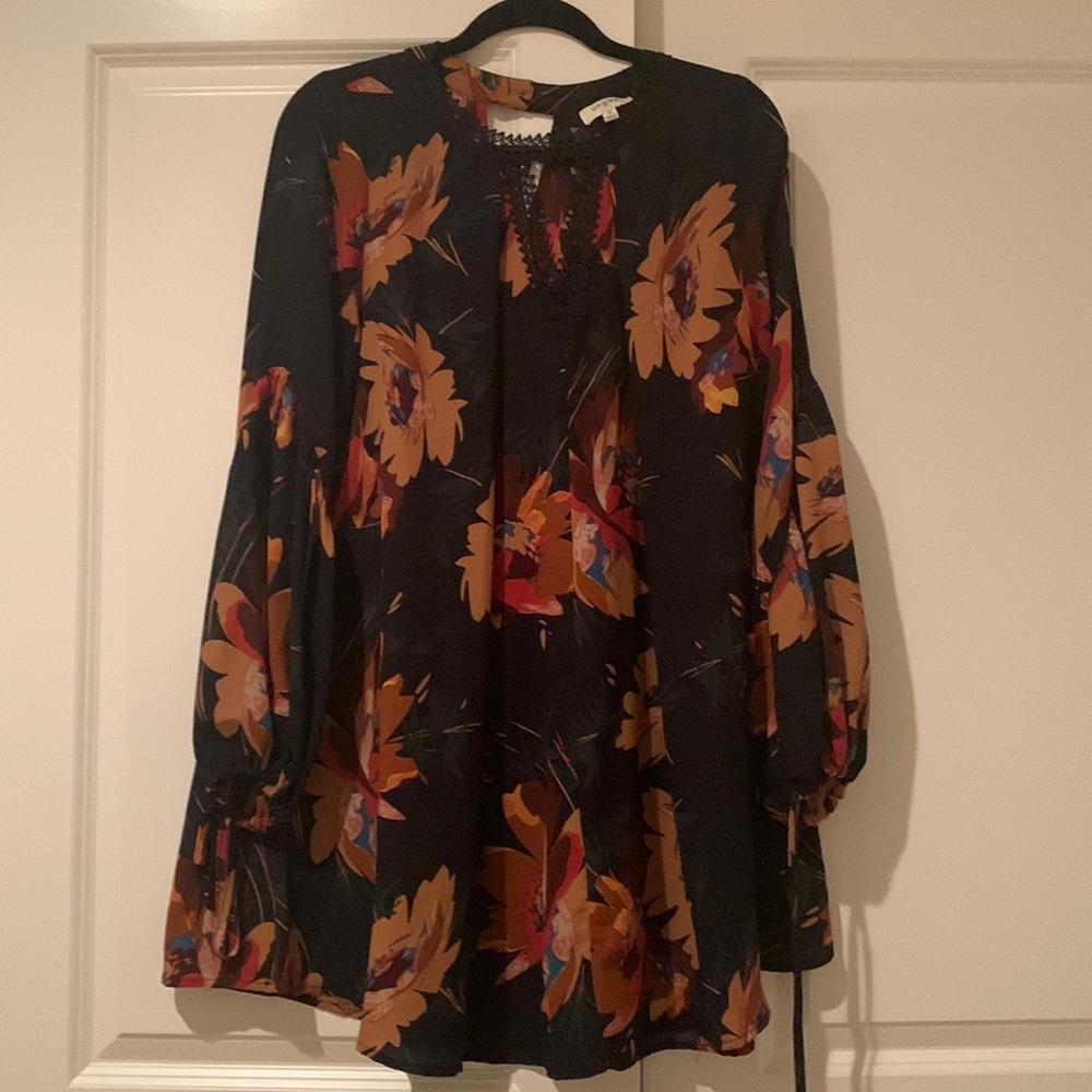 Cute Umgee mini dress. V-neck and back with tie sleeves.